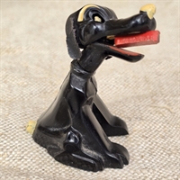 sort-plastik-siddende-hund-roed-magnettunge-hvid-snude-hale